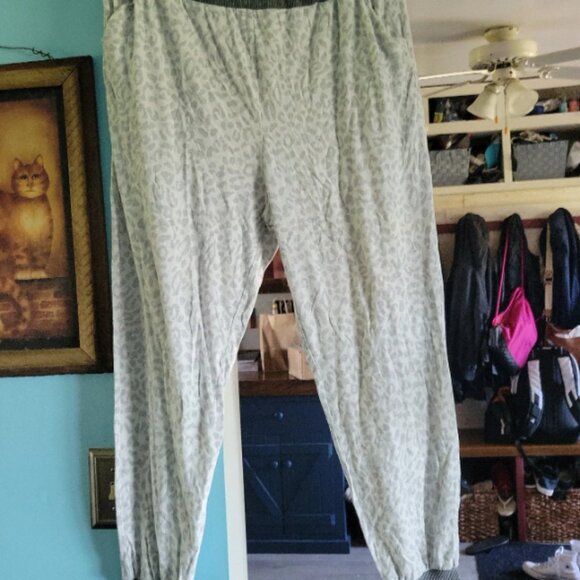 Pants - Womens size XL cheetah print jogger lounge or pajama pants